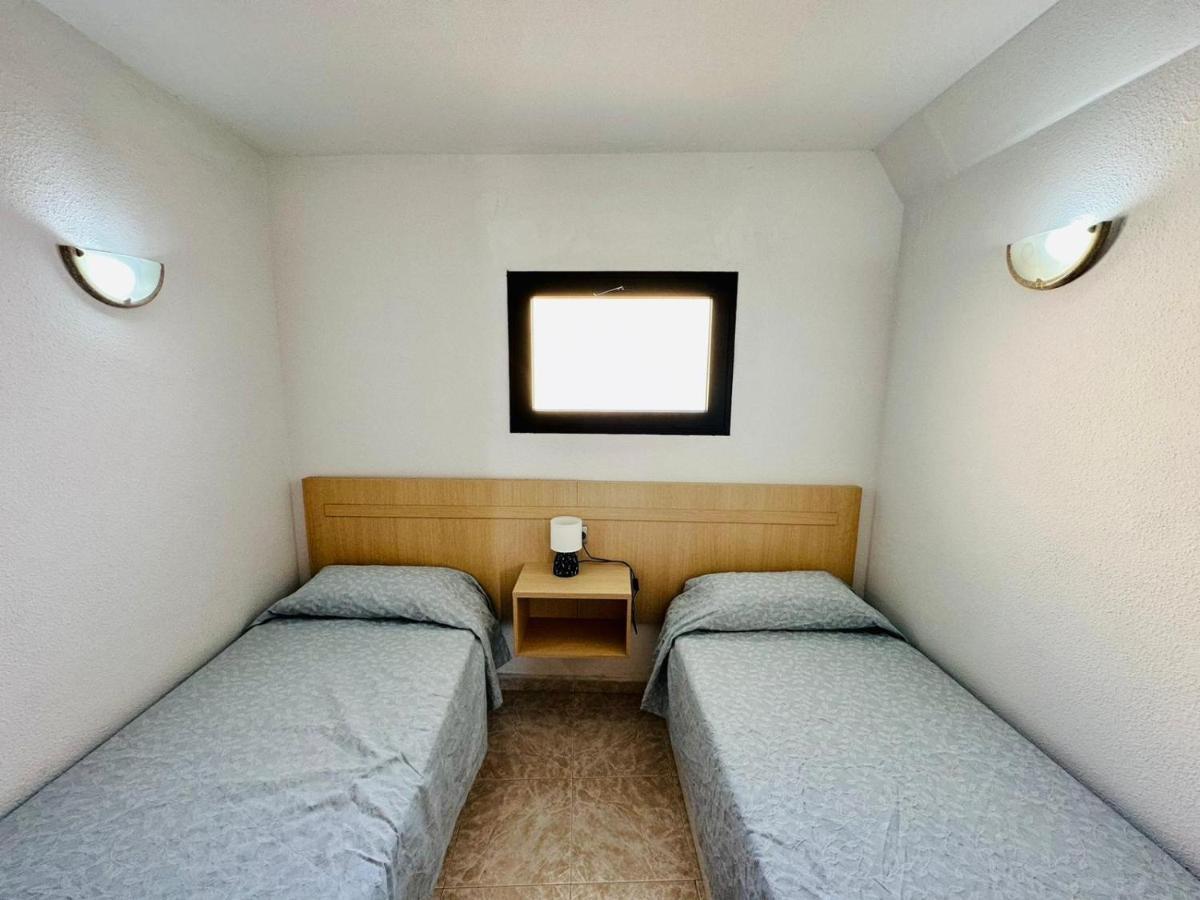 Ocean Front Cozy 2 Bedroom, 3 Beds Spacious- Netflix, Pool, Beach Lift & Fast Wifi بلايا ديل إنغلز الغرفة الصورة